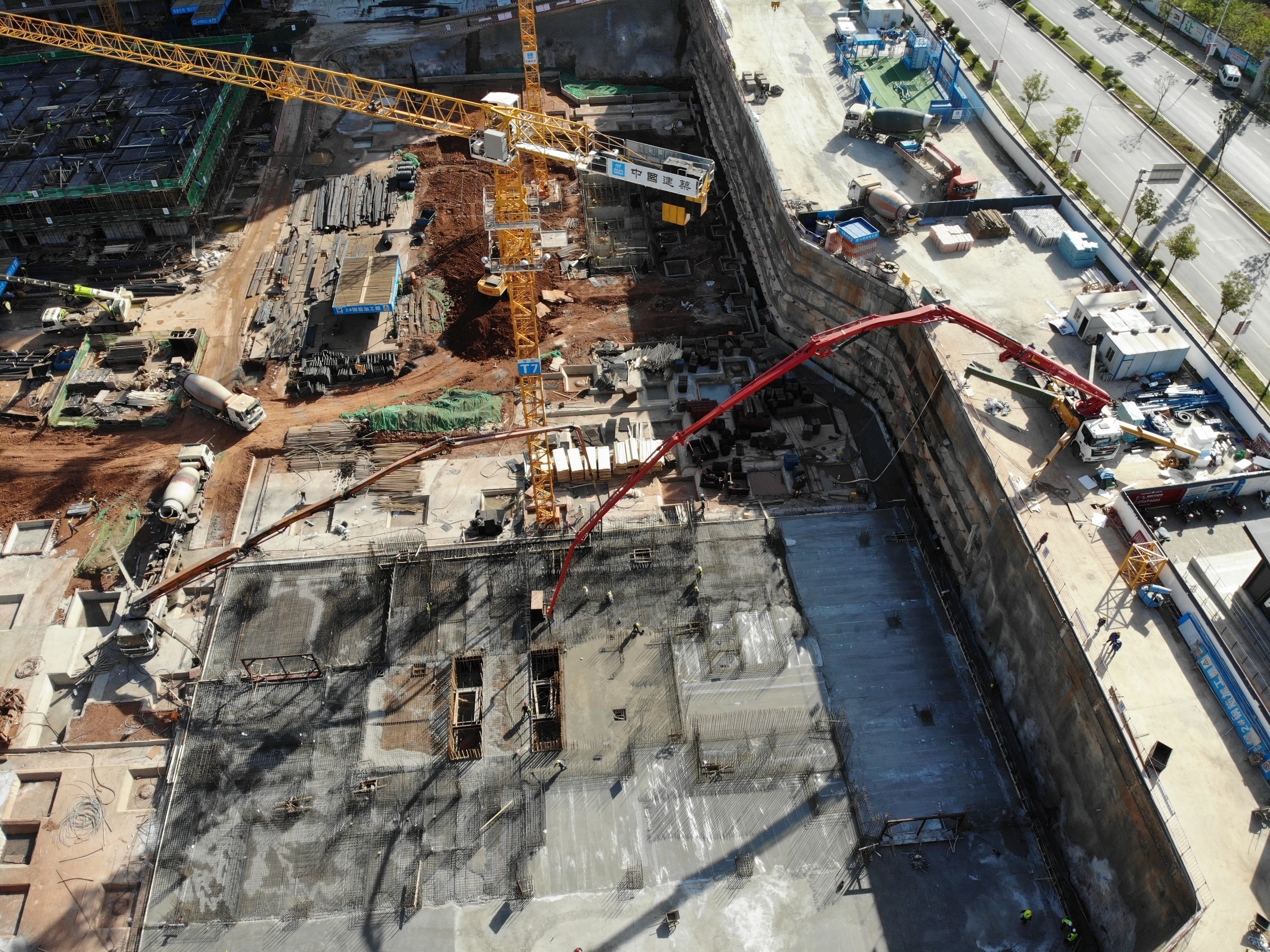 湖南懷化慧盟63米混凝土泵車打泵施工現(xiàn)場